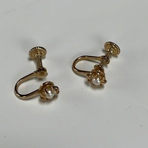 Beautiful vintage Pearl clip on earrings